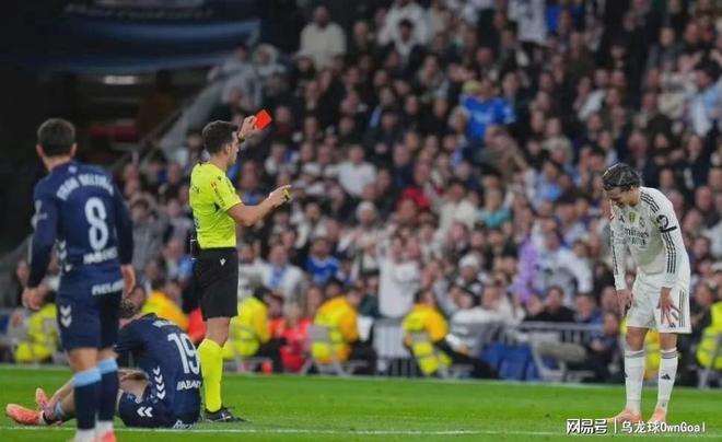爆冷！2人染红，西甲豪门输球又输人！巴萨偷笑+稳居榜首