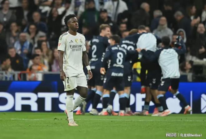 爆冷！2人染红，西甲豪门输球又输人！巴萨偷笑+稳居榜首