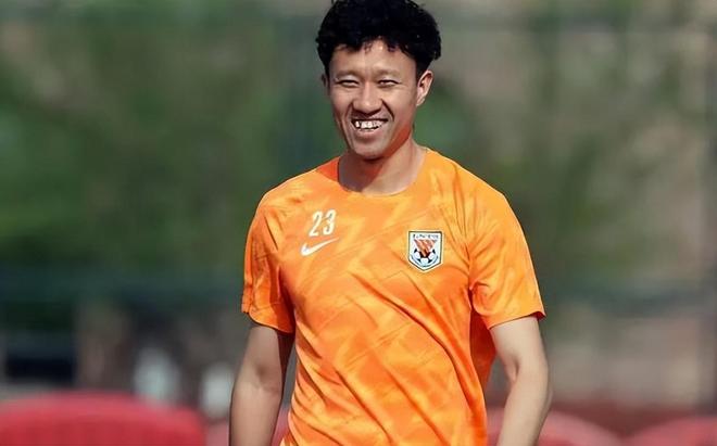 他在鲁能踢了7年主力，却为何从来没进过国足大名单，引发热议