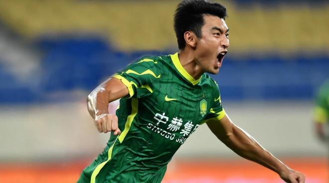 国安刚拿到足协杯冠军，这位中锋就网传被云南玉昆盯上，引发热议