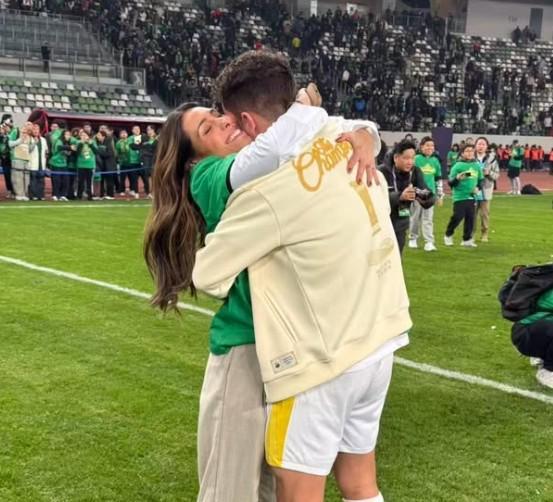 妻子祝贺塞鸟：无比骄傲，你就像一道光照亮了我们全家的生活