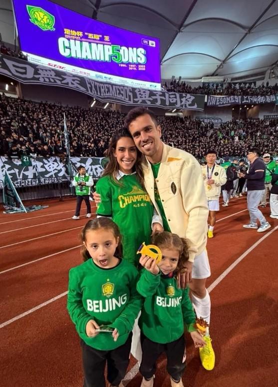 妻子祝贺塞鸟：无比骄傲，你就像一道光照亮了我们全家的生活