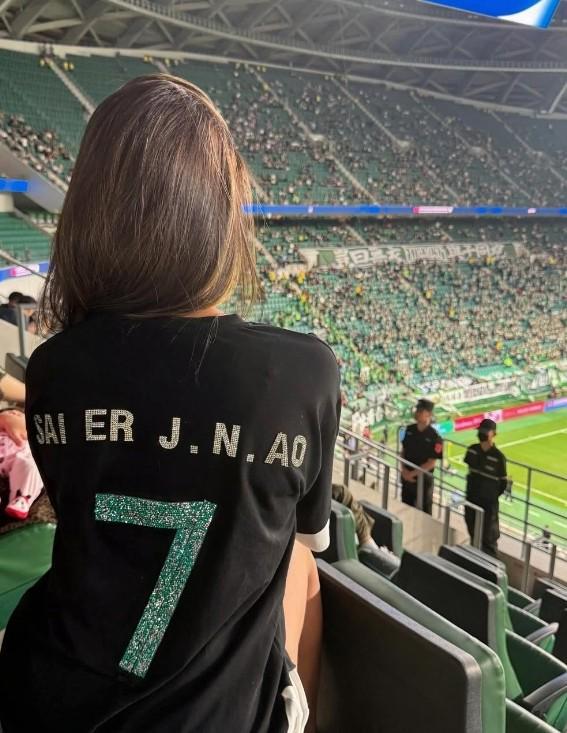 妻子祝贺塞鸟：无比骄傲，你就像一道光照亮了我们全家的生活