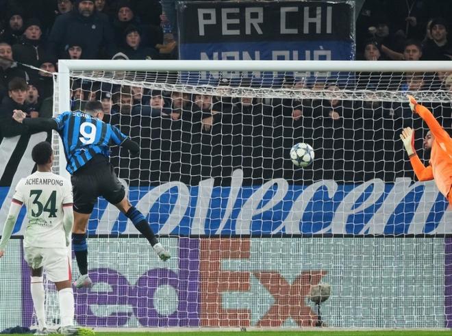 足坛悲喜夜！国米遇争议点球绝杀，拜仁巴萨皆逆转，切尔西又翻车