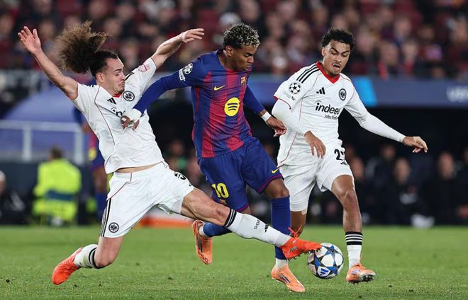 巴萨21逆转！孔德头球双响创造欧冠历史亚马尔+拉什福德送助攻