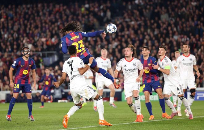 超越姆巴佩,亚马尔创欧冠新纪录!21逆转,巴萨剑指直通16强