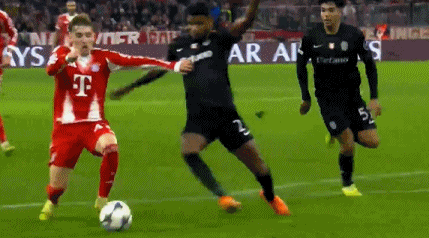 31!1.3亿天王送助攻,17岁超新星创历史,拜仁豪取主场9连胜