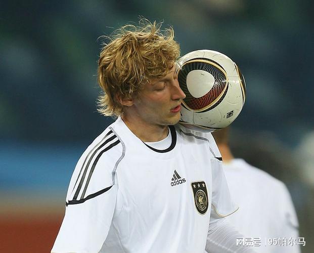 生不逢时的非典型中锋，15岁长太快差点退役，26岁世界杯走过场