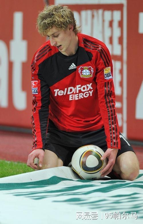 生不逢时的非典型中锋，15岁长太快差点退役，26岁世界杯走过场