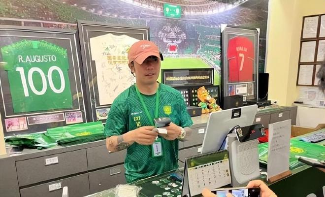 国安刚拿到足协杯冠军，侯森就发声做出重要决定，让球迷为之动容