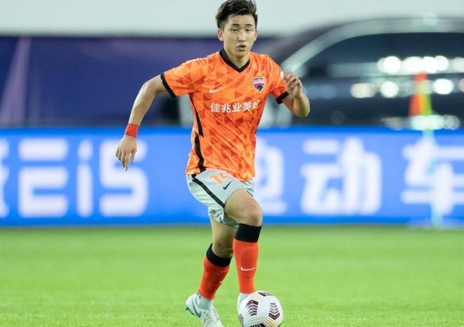 意外！国安刚拿到足协杯冠军，这位后腰就在新闻发布会自宣离队