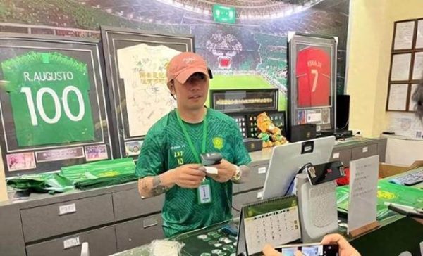 国安刚拿到足协杯冠军，侯森就发声做出重要决定，让球迷为之动容