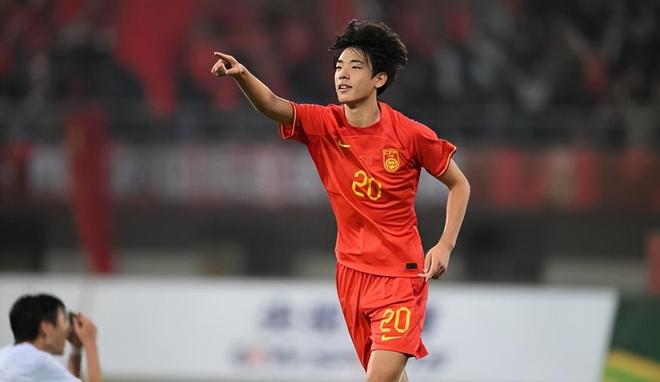 这三人两年前还在踢中乙！如今却都逆袭成中超主力，成英博队核心