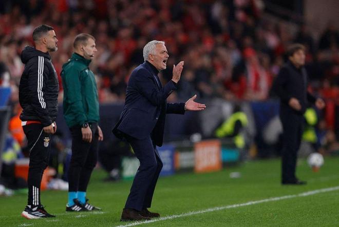 62岁穆帅里程碑战KO孔蒂！率队从4连败到2连胜，欧冠晋级希望重燃