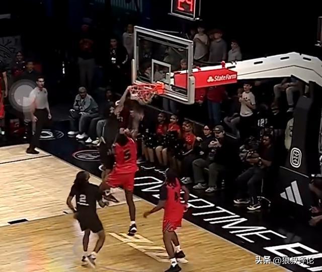 插图1–炸裂!朱正社媒晒篮下隔扣对手内线球员网友调侃“直升机”弹跳