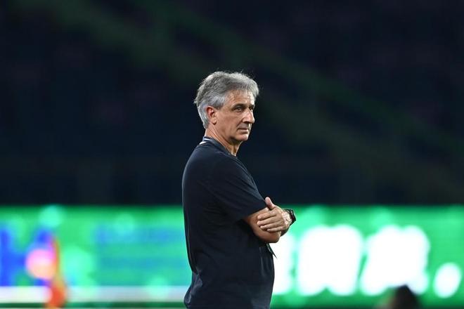 插图1–乔迪抵达玉溪!将执教云南玉昆,为接机球迷签名,1年后再战中超