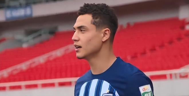 他前两个赛季踢中乙都被嘲讽是大漏勺,如今却上港核心,赢得点赞