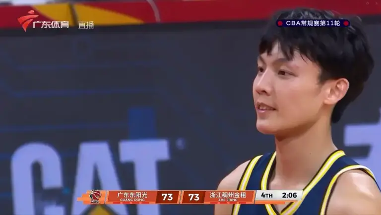 徐杰和吴前飞身救球，广东篮球宝贝抢镜，导播给足5秒，场边球迷像章子怡