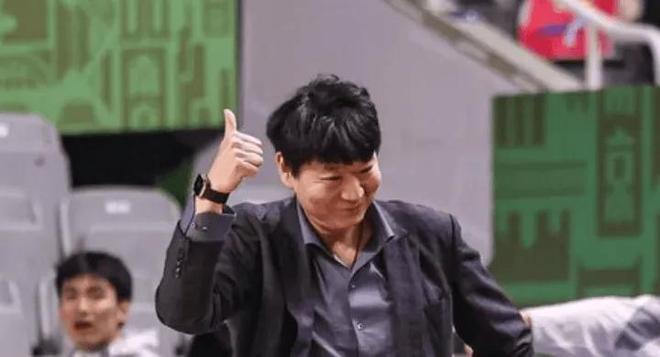 CBA官宣处罚！邱彪因抱怨裁判失当行为禁赛两场，翻译还被罚款！