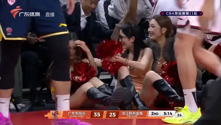 徐杰和吴前飞身救球，广东篮球宝贝抢镜，导播给足5秒，场边球迷像章子怡