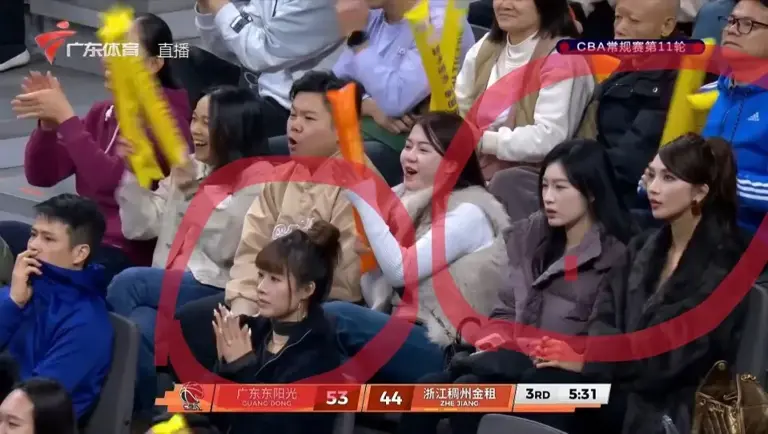 徐杰和吴前飞身救球，广东篮球宝贝抢镜，导播给足5秒，场边球迷像章子怡