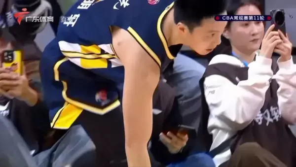 徐杰和吴前飞身救球，广东篮球宝贝抢镜，导播给足5秒，场边球迷像章子怡